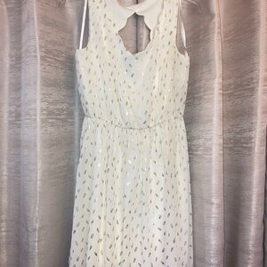 By & By cream and gold colored sleeveless dress with elastic waistband. Medium